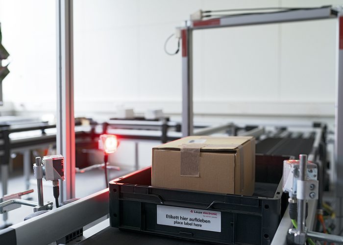 Đầu đọc mã vạch barcode Leuze trong hệ thống nhận dạng tự động tại dây chuyền sản xuất và intralogistics