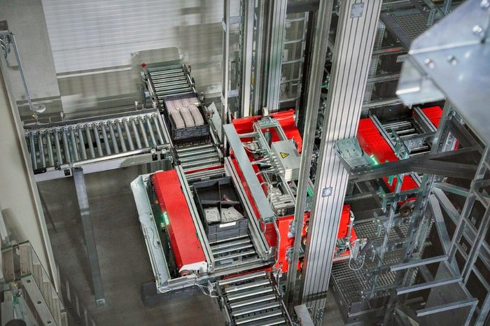 Hệ thống kho tự động AKL sử dụng Industrial Ethernet PROFINET kết nối cảm biến Leuze — truyền thông thời gian thực trong intralogistics
