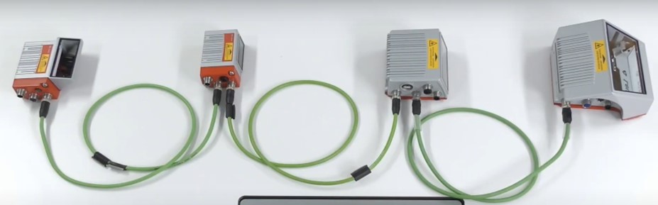 Topology tuyến tính với Integrated Connectivity Leuze — nhiều barcode reader và cảm biến kết nối nối tiếp, giảm chi phí cáp và switch