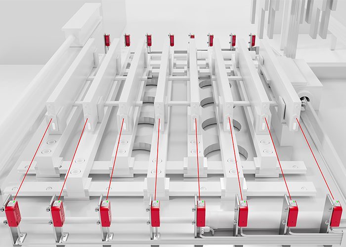 Cảm biến quang học Power PinPoint LED Leuze trong ứng dụng phát hiện nhãn và in ấn — switching margin lớn, ổn định dù có bụi nhẹ trên thấu kính