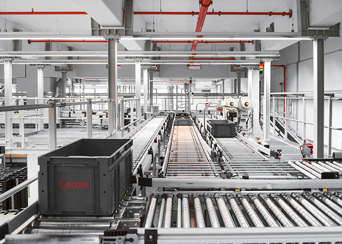Giải pháp cảm biến Leuze cho intralogistics - kho vận tự động với stacker crane, AGV và băng tải