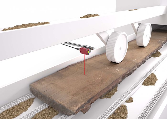 Cảm biến quang điện HT 46C phát hiện phôi gỗ trên băng tải trong khu vực nạp liệu