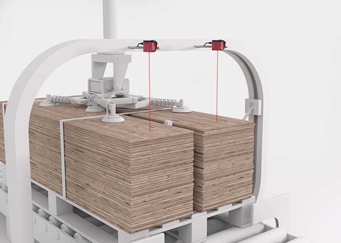 Cảm biến ODS 110 đo chiều cao và giám sát độ đồng đều của đống gỗ xếp tự động