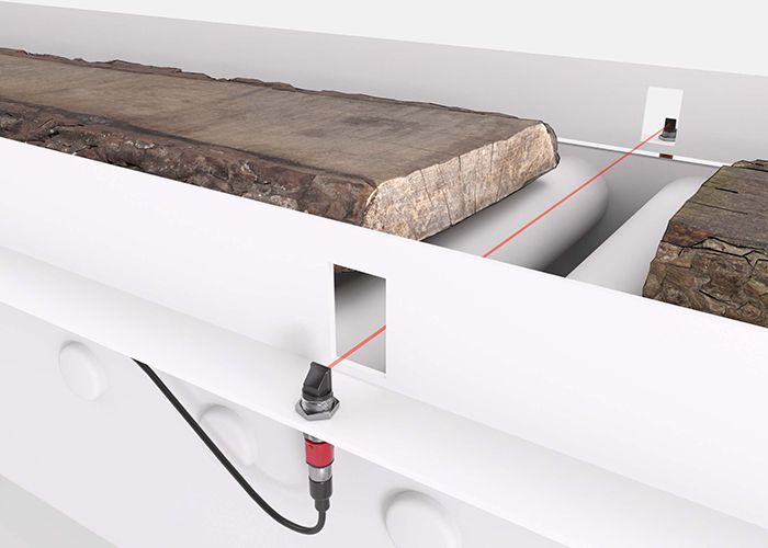 Cảm biến hình trụ PRK 328 với đầu quang góc kiểm soát sự hiện diện gỗ trên băng tải