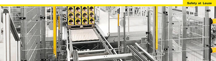 Hệ thống muting Leuze tại trạm chuyển hàng — cho phép pallet và hàng hóa đi qua màn chắn an toàn trong khi vẫn bảo vệ người vận hành